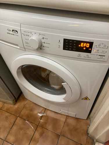 揭密EF0故障秘密：這部Zanussi ZKN系列洗衣機因排水喉裂縫停止運作 🔍