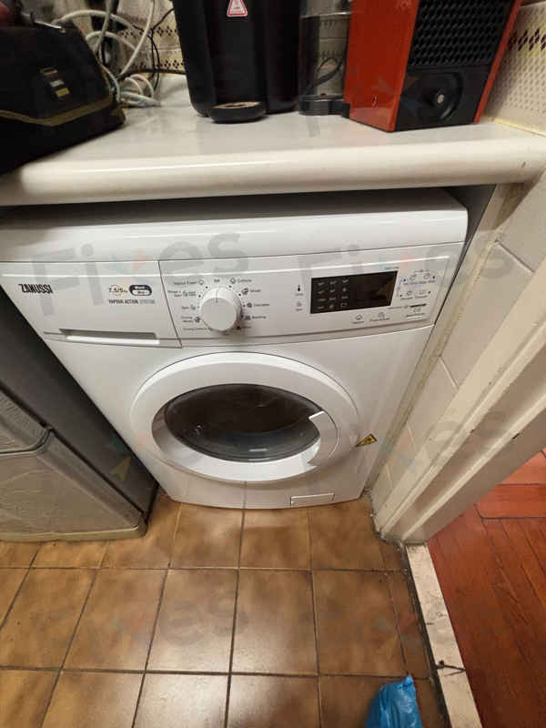 揭密EF0故障秘密：這部Zanussi ZKN系列洗衣機因排水喉裂縫停止運作 🔍