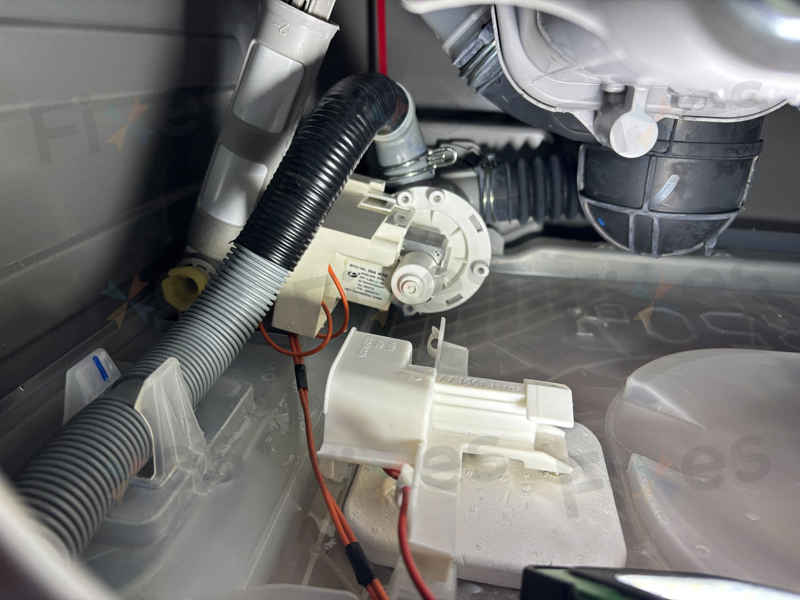 揭密EF0故障秘密：這部Zanussi ZKN系列洗衣機因排水喉裂縫停止運作 🔍
