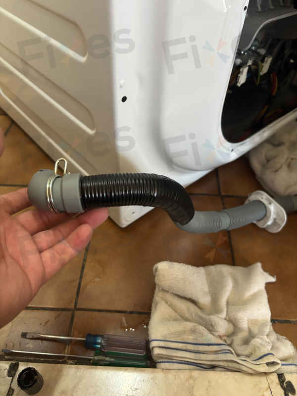 揭密EF0故障秘密：這部Zanussi ZKN系列洗衣機因排水喉裂縫停止運作 🔍
