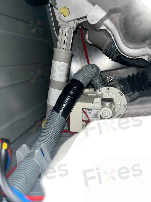 Zanussi ZWH系列洗衣機EF0故障:師傅巧手修復排水喉小洞的過程分享 🛠