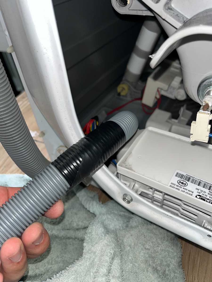 Zanussi ZWH系列洗衣機EF0故障:師傅巧手修復排水喉小洞的過程分享 🛠