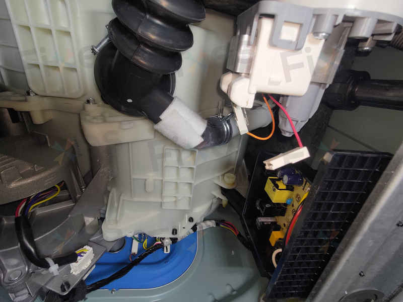 新機落地即報Err故障碼?這部美的MFL系列洗衣機原來是排水泵線插鬆脫導致 📦