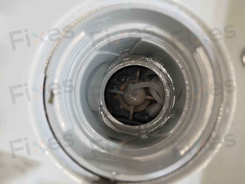 一條繩子卡住排水泵，這部飛歌牌PWD系列洗衣機Err2故障如何解決 🎯