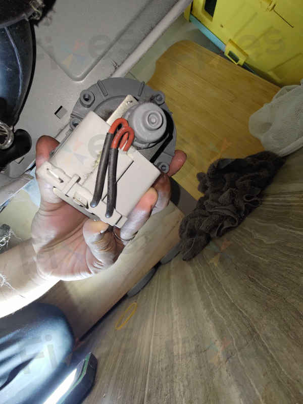 一條繩子卡住排水泵，這部飛歌牌PWD系列洗衣機Err2故障如何解決 🎯