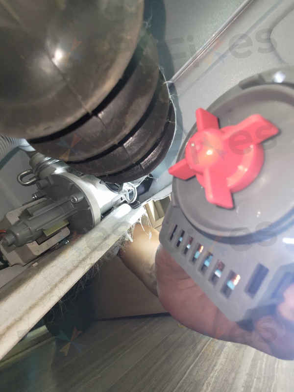 一條繩子卡住排水泵，這部飛歌牌PWD系列洗衣機Err2故障如何解決 🎯