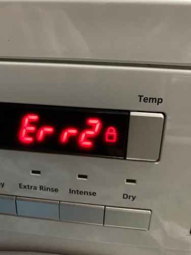 這部飛歌牌PWD系列洗衣機Err2故障碼？排水泵老化導致鎖形圖示閃爍不停 ⚡