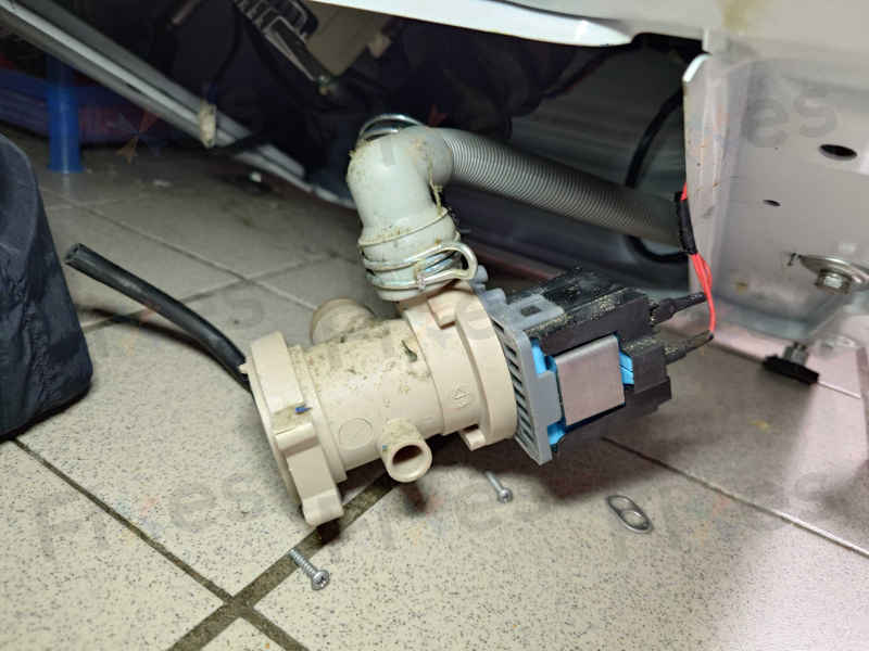 這部飛歌牌PWD系列洗衣機Err2故障碼?排水泵老化導致鎖形圖示閃爍不停 ⚡