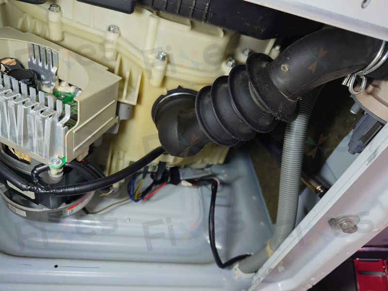 這部飛歌牌PWD系列洗衣機Err2故障碼?排水泵老化導致鎖形圖示閃爍不停 ⚡