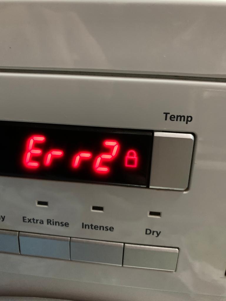 這部飛歌牌PWD系列洗衣機Err2故障碼?排水泵老化導致鎖形圖示閃爍不停 ⚡