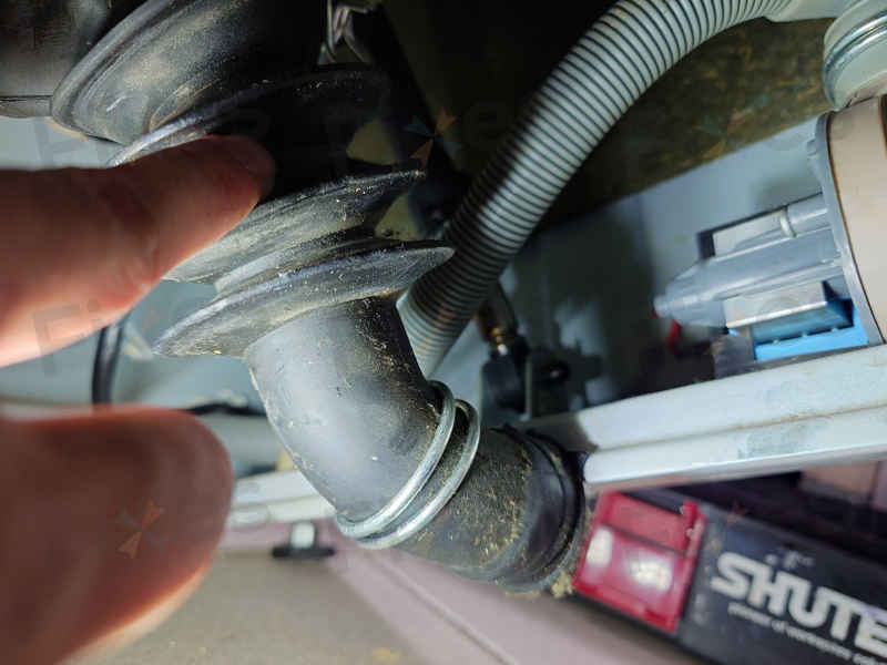 這部飛歌牌PWD系列洗衣機Err2故障碼?排水泵老化導致鎖形圖示閃爍不停 ⚡