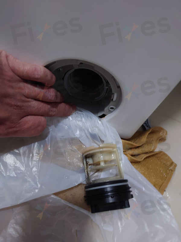 這部飛歌牌PV系列洗衣機ERR7排水緩慢？師傅到府拆管驚見吸色紙纖維堵塞💧
