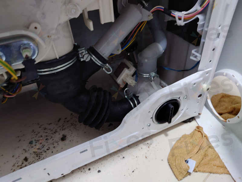 這部飛歌牌PV系列洗衣機ERR7排水緩慢？師傅到府拆管驚見吸色紙纖維堵塞💧