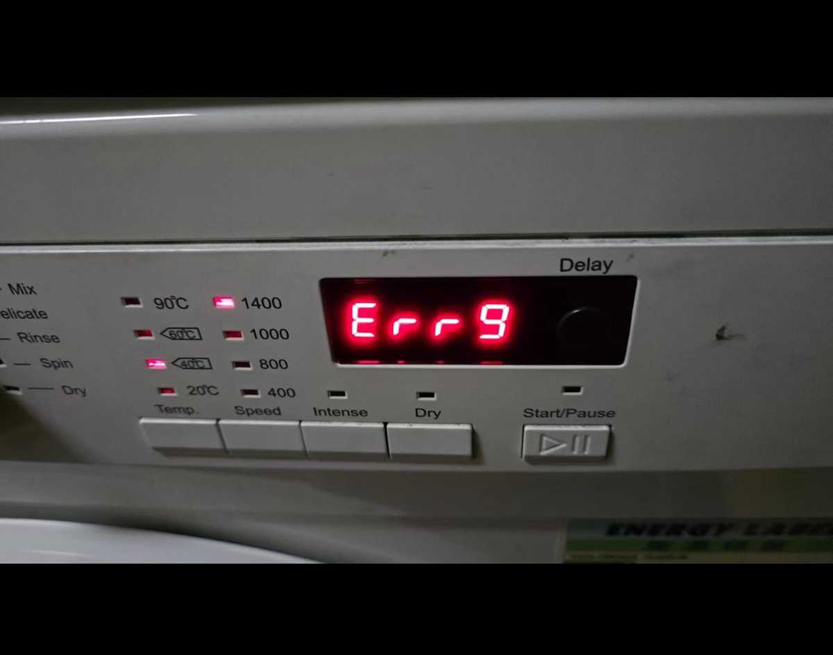 這部Zanussi ZWD系列洗衣機出現Err9故障碼,竟是因為震動過大引起?🤔