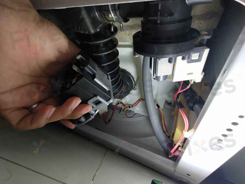 這部惠而浦CFCR系列洗衣機F05故障，竟是因為一個口罩作怪 😷