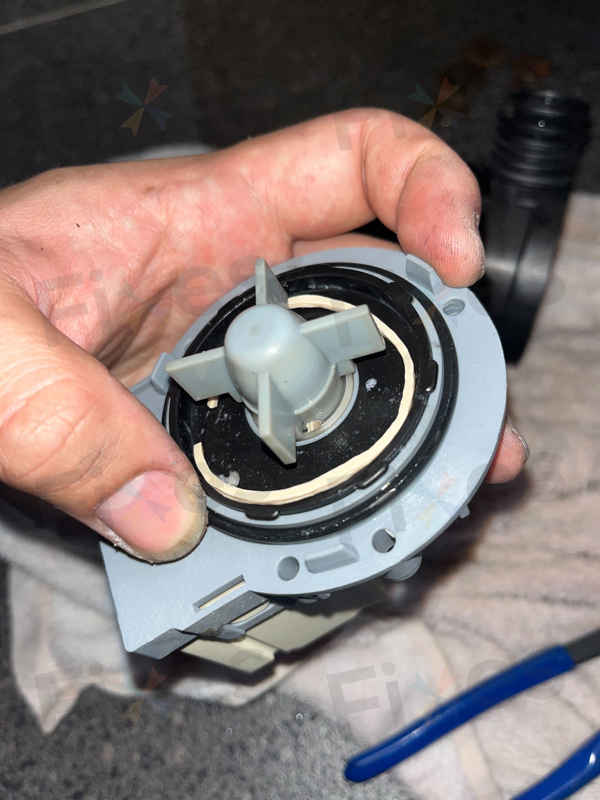 出現故障碼F05，遇上排水困難😓Whirlpool惠而浦前置式洗衣機CFCR70111