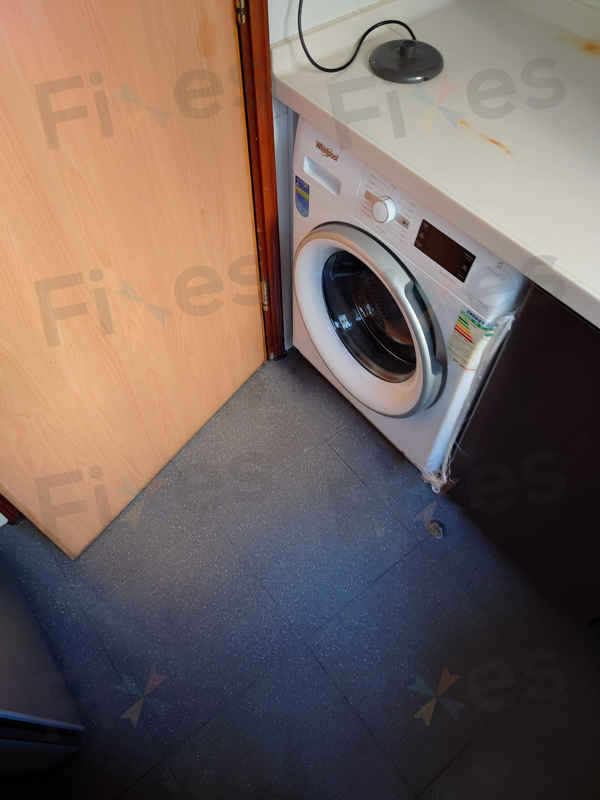 這部惠而浦FFCR系列洗衣機F05故障現場,竟因一件小型內衣🧺卡住排水系統
