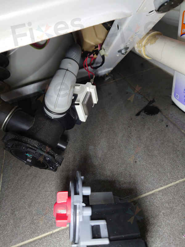 異物夾擊現場：這部惠而浦CFCR系列洗衣機因F05故障遭硬幣髮夾阻礙 😮