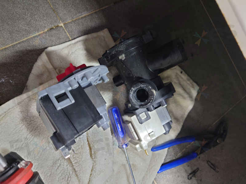 異物夾擊現場：這部惠而浦CFCR系列洗衣機因F05故障遭硬幣髮夾阻礙 😮