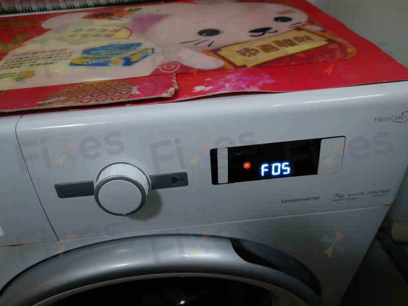 異物夾擊現場：這部惠而浦CFCR系列洗衣機因F05故障遭硬幣髮夾阻礙 😮