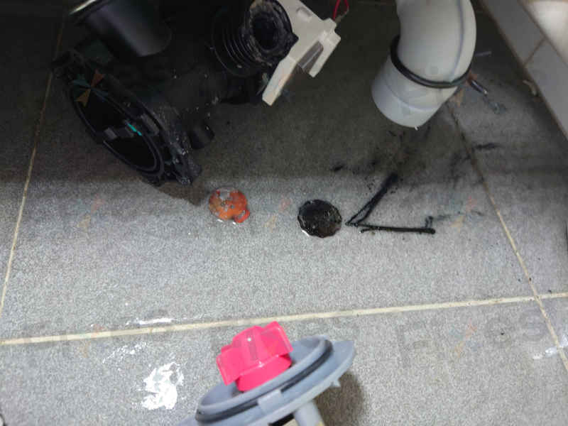 異物夾擊現場：這部惠而浦CFCR系列洗衣機因F05故障遭硬幣髮夾阻礙 😮