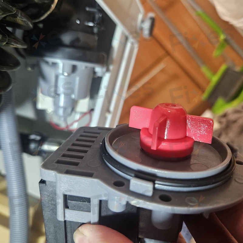 現場檢查驚見剪刀？這部惠而浦FFCR系列洗衣機F05故障碼排水原因揭秘✂️