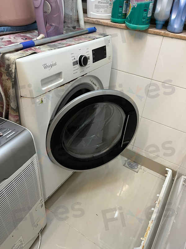 這部惠而浦WWDC系列洗衣機F05積水停擺,宛如黑洞卡住襪子🕳️