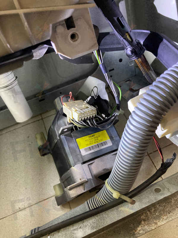 這部Ariston WMTF系列洗衣機遇上F06故障碼?原來是摩打碳刷耗損了 🔍