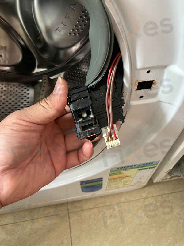出現故障碼F06,門鎖問題完美解決😊Whirlpool惠而浦前置式洗衣機 CFCR80221