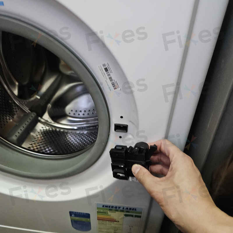 噠噠噠聲響不斷卻開不了門？這部Indesit EWSD系列洗衣機F06故障碼的門鎖掣更換實錄 🚪