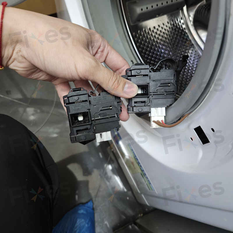 噠噠噠聲響不斷卻開不了門？這部Indesit EWSD系列洗衣機F06故障碼的門鎖掣更換實錄 🚪