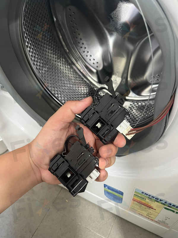 為何這部Indesit EWSD系列洗衣機突然無法開門?F06故障碼的背後真相 🤔