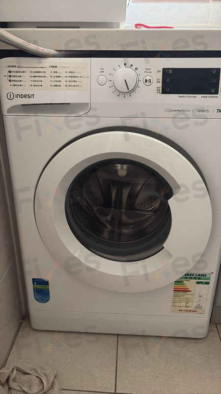 這部Indesit MWE系列前置式洗衣機F06故障碼搭搭聲不斷？現場拆解門鎖與排水堵塞🧩