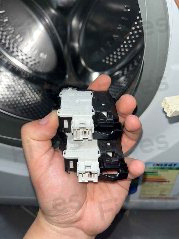 出現故障碼F06,門鎖掣問題🔐Whirlpool惠而浦前置式洗衣機 CFCR70111