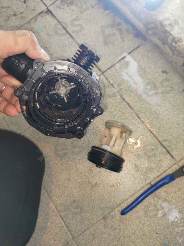 師傅上門處理惠而浦CFCR系列洗衣機F06故障碼，排水泵內清出二十多個硬幣 💰