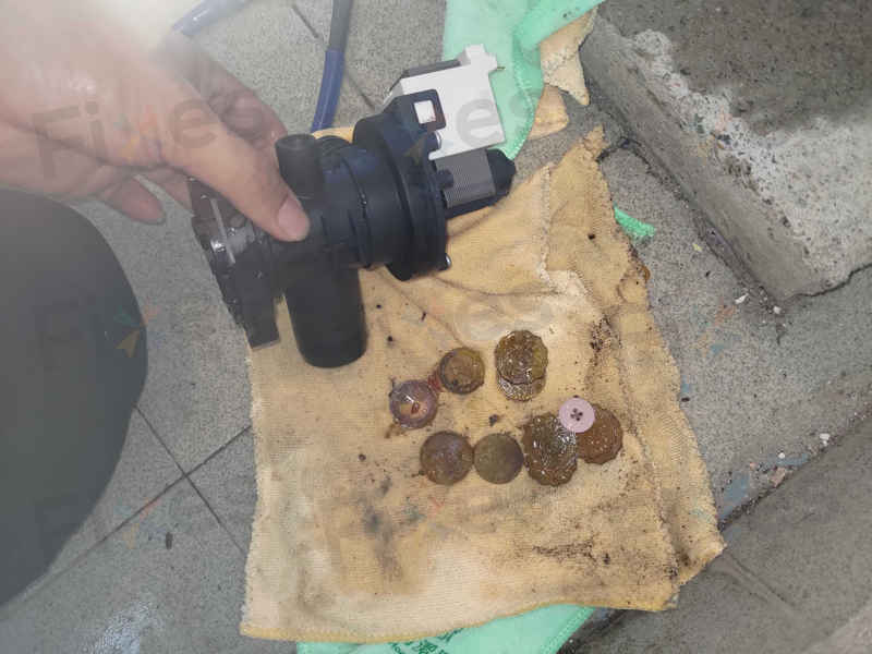 師傅上門處理惠而浦CFCR系列洗衣機F06故障碼，排水泵內清出二十多個硬幣 💰