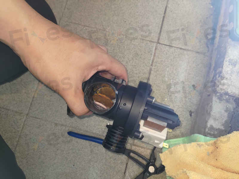 師傅上門處理惠而浦CFCR系列洗衣機F06故障碼，排水泵內清出二十多個硬幣 💰