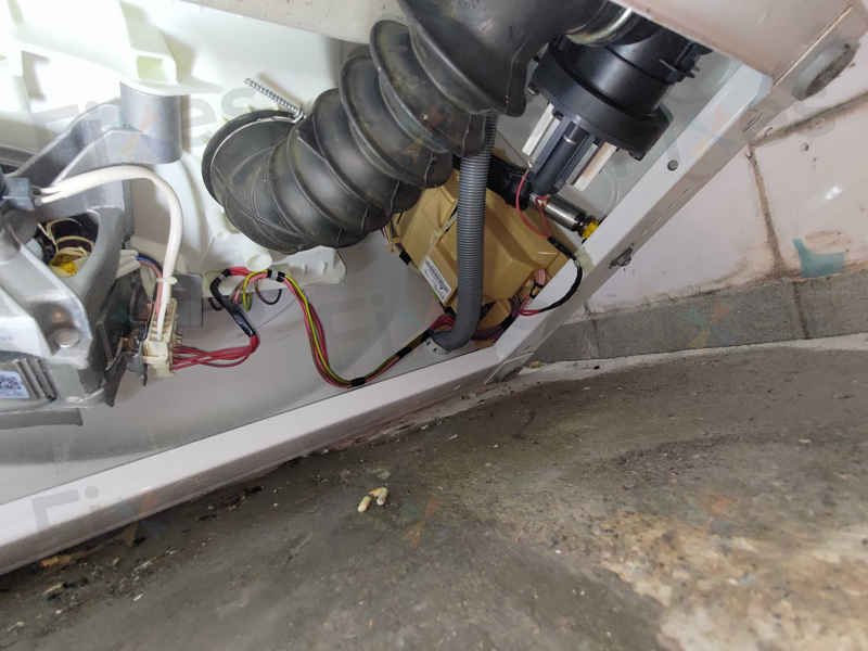 師傅上門處理惠而浦CFCR系列洗衣機F06故障碼，排水泵內清出二十多個硬幣 💰