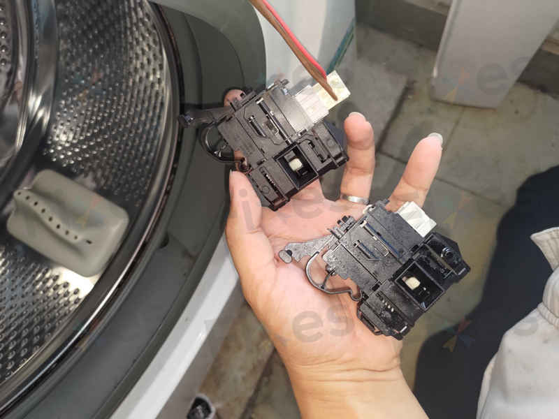 師傅上門處理惠而浦CFCR系列洗衣機F06故障碼，排水泵內清出二十多個硬幣 💰