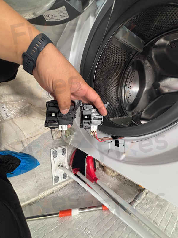這部惠而浦FFCR系列洗衣機為何出現F06?現場檢查發現門鎖受潮的細節 🧩