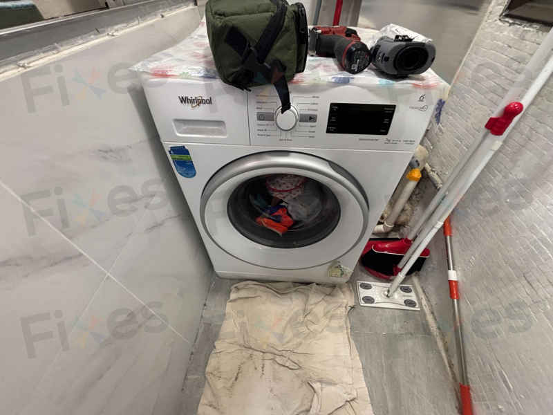 這部惠而浦FFCR系列洗衣機為何出現F06?現場檢查發現門鎖受潮的細節 🧩