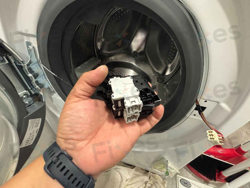 這部惠而浦FFCR系列洗衣機為何出現F06?現場檢查發現門鎖受潮的細節 🧩
