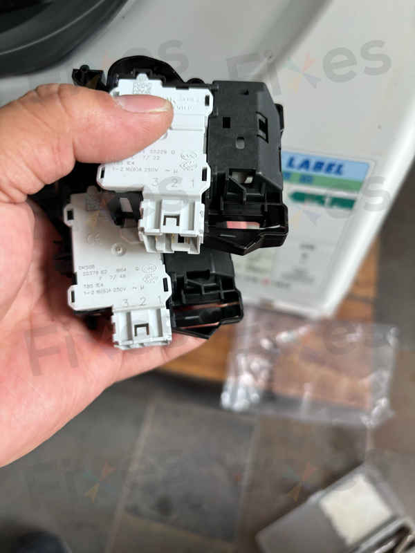 洗衣機放室外藏風險 🌧️ 這部惠而浦「FFCR系列」洗衣機的門鎖掣修復記錄