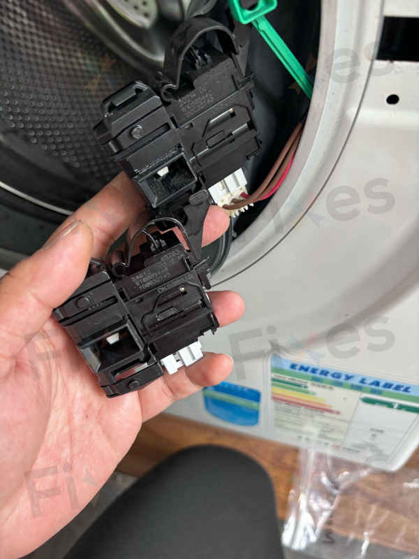 洗衣機放室外藏風險 🌧️ 這部惠而浦「FFCR系列」洗衣機的門鎖掣修復記錄