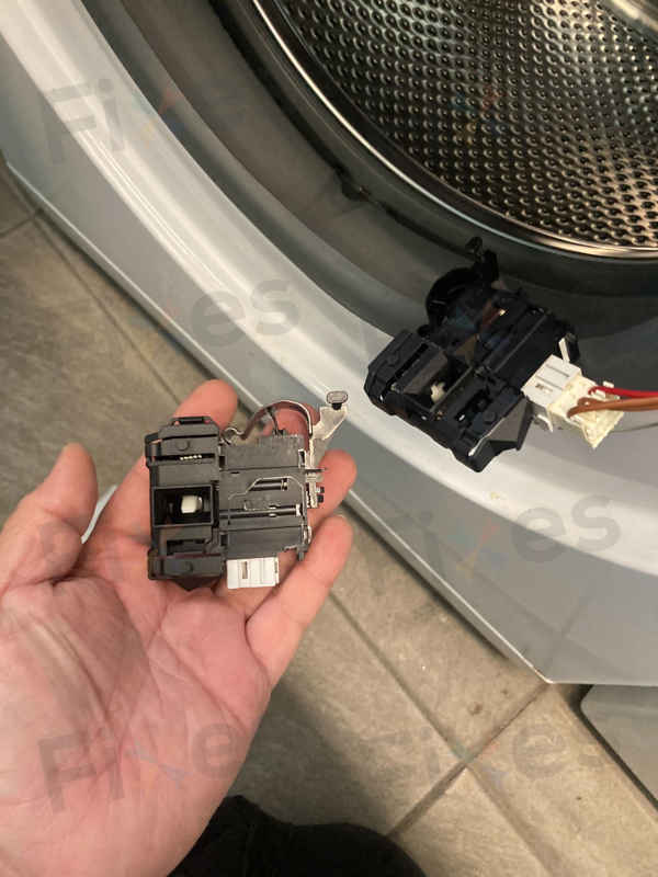 這部惠而浦FWG系列洗衣機F06故障碼背後：濕氣如何悄悄摧毀門鎖機制 🕵️