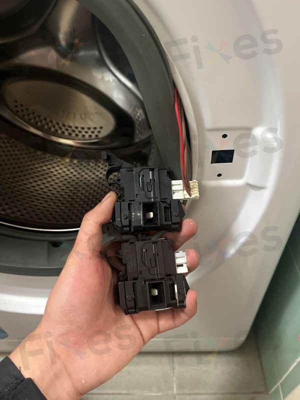 客人取出被困衣物，這部惠而浦WFCR系列洗衣機F06門鎖掣如何因潮濕失效？🌿