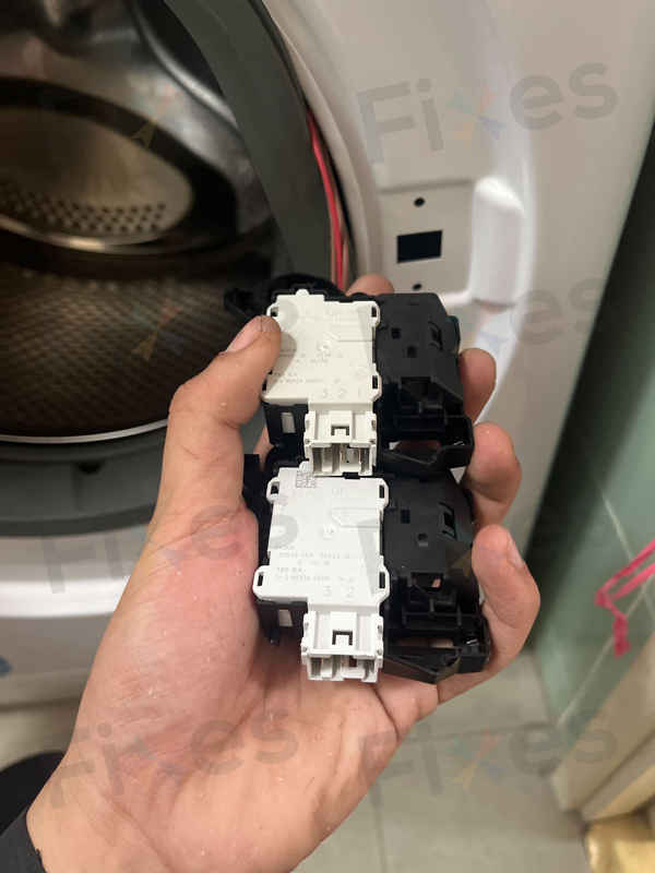 客人取出被困衣物，這部惠而浦WFCR系列洗衣機F06門鎖掣如何因潮濕失效？🌿