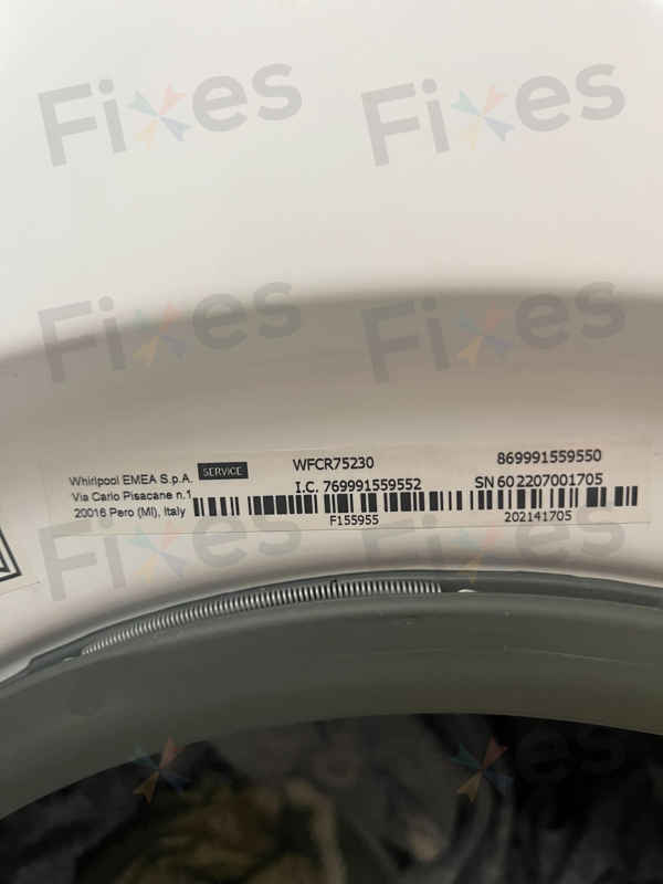 客人取出被困衣物，這部惠而浦WFCR系列洗衣機F06門鎖掣如何因潮濕失效？🌿