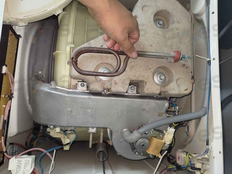 過量洗衣液引發惠而浦洗衣機F15故障,烘乾發熱線受損 🧼