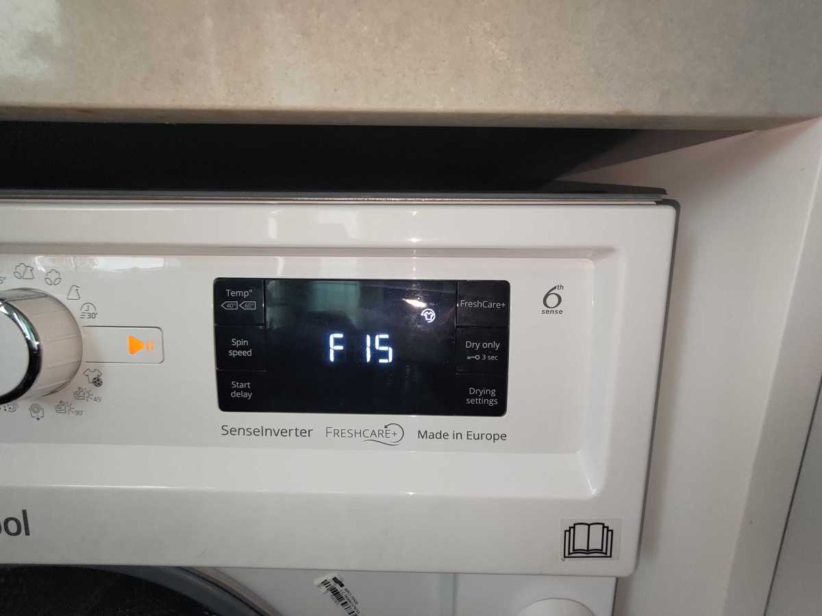 過量洗衣液引發惠而浦洗衣機F15故障,烘乾發熱線受損 🧼